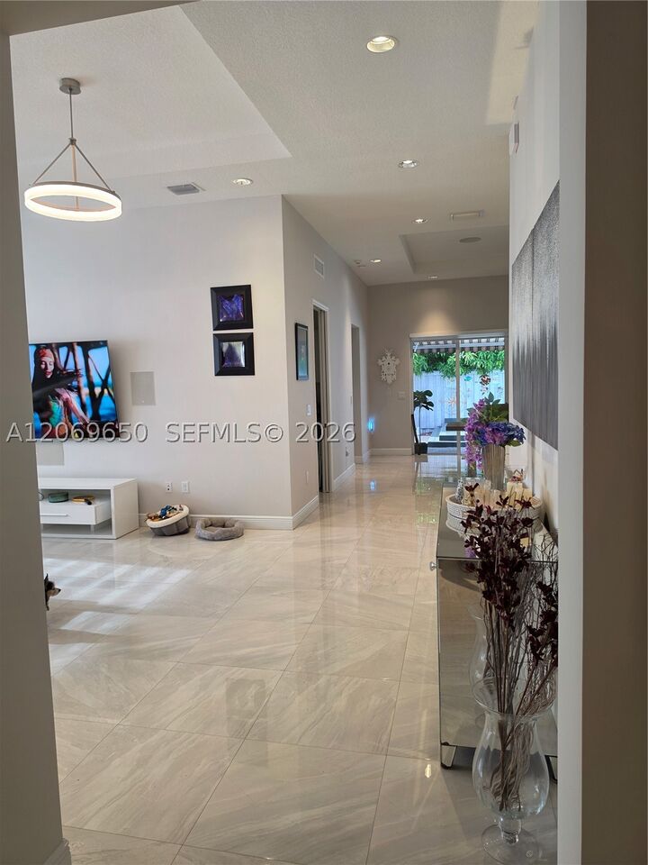 Property Photo:  