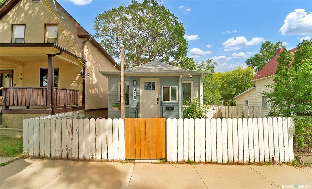 Property Photo: 316 J Avenue N SK S7L 2K2
