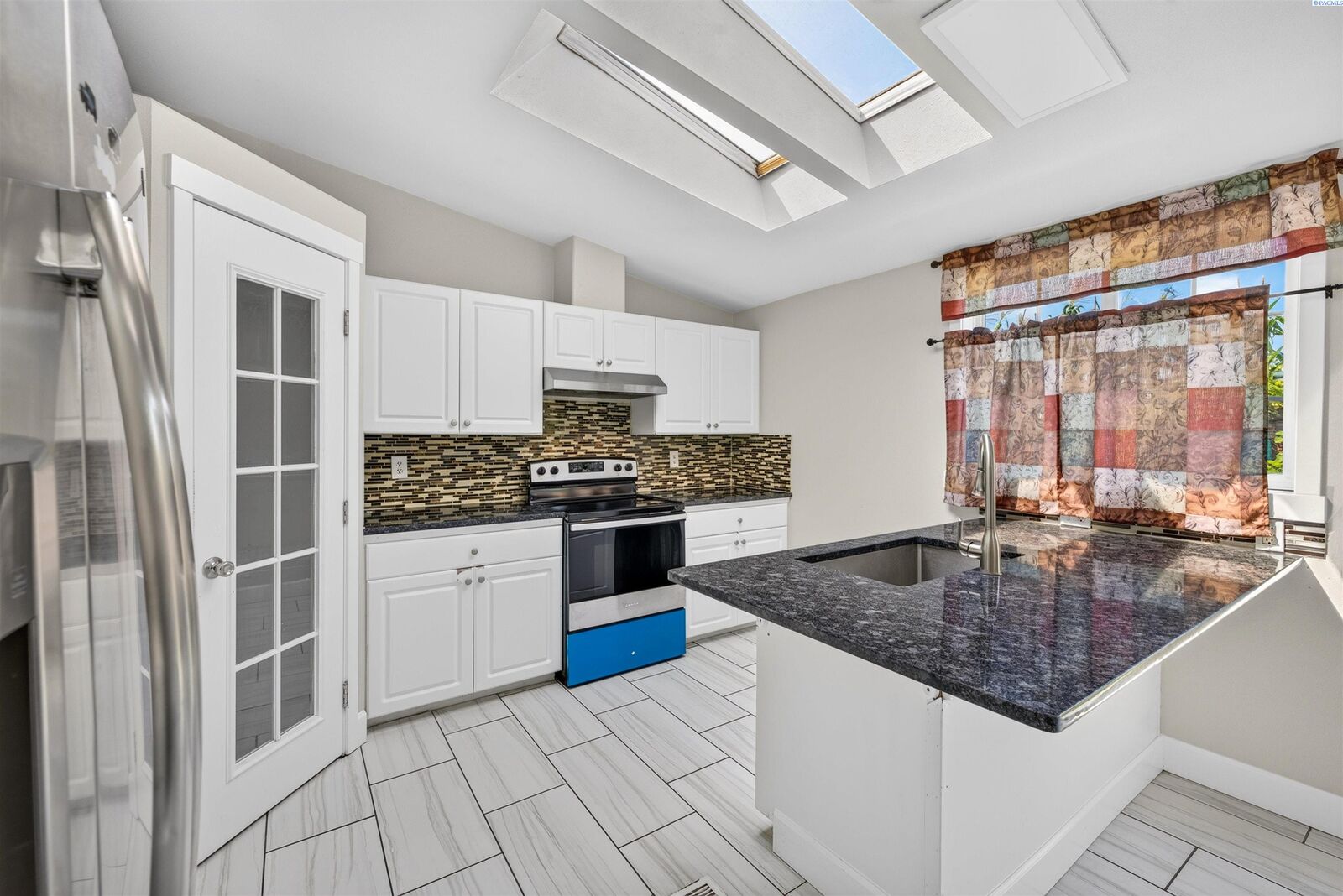 Property Photo:  418 S 23rd Ave  WA 99301 