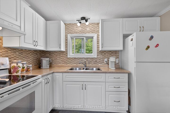 Property Photo: 5263 Elliott Side Road 81 ON L4R 4K3