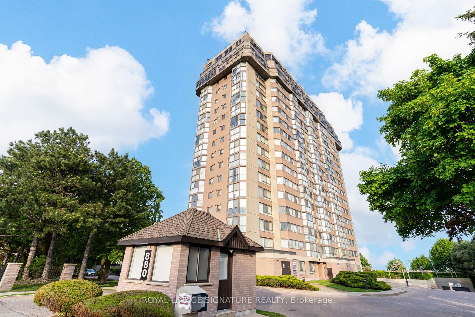 Property Photo: 880 Dundas Street W 405 ON L5C 4H3