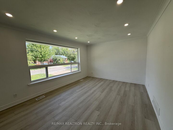 Property Photo:  217 Moore Park Avenue Main  ON M2M 1N5 