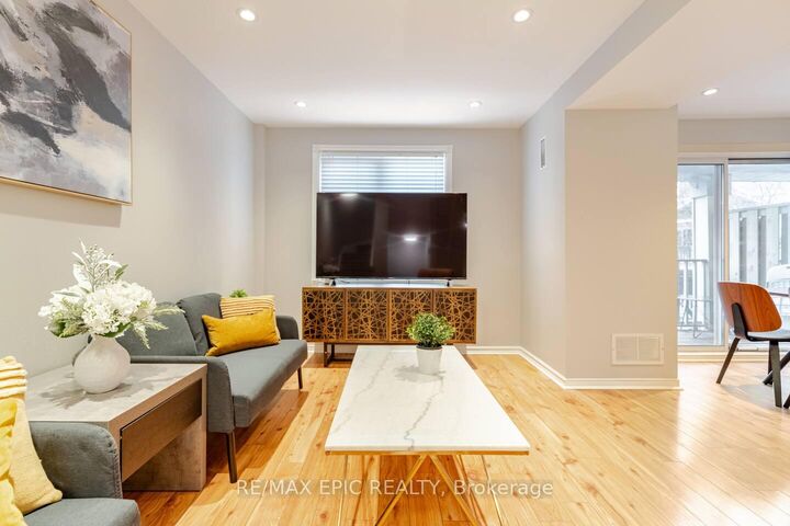 Property Photo: 75 Weldrick Road E 732 ON L4C 0H9