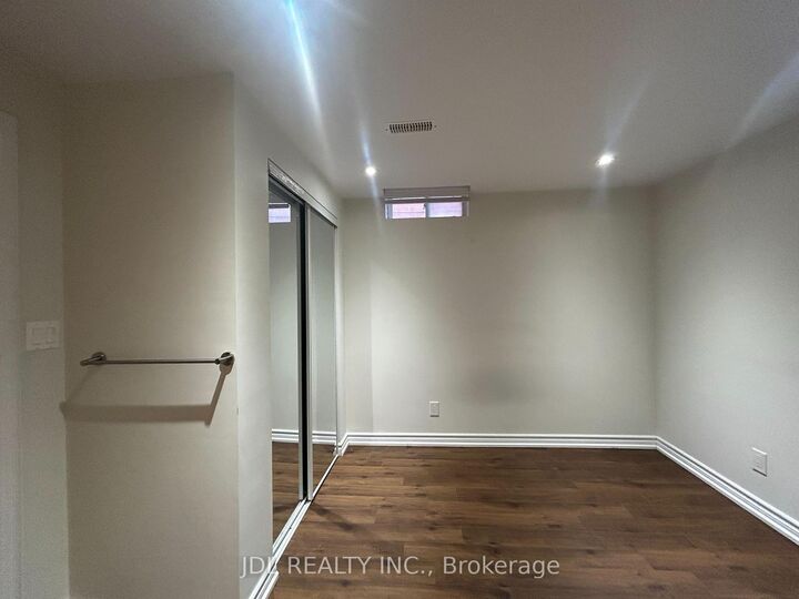 Property Photo:  36 Bendamere Cre Crescent Two-Bedroom Bsmt  ON L3P 6Y1 
