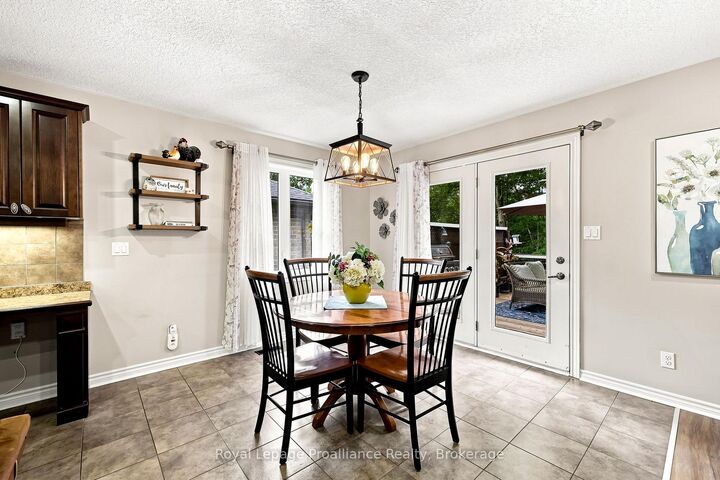 Property Photo: 39 Lakewood Crescent ON K8V 5P4