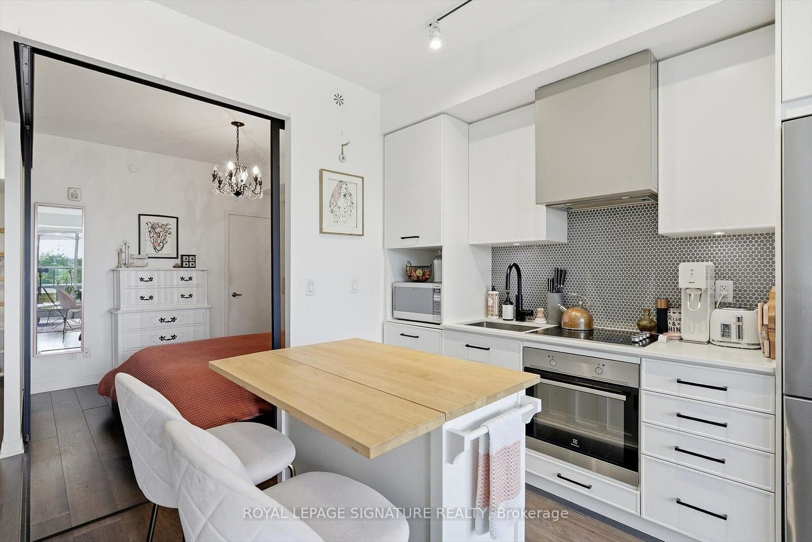 Property Photo: 899 Queen Street E 503 ON M4M 0C8
