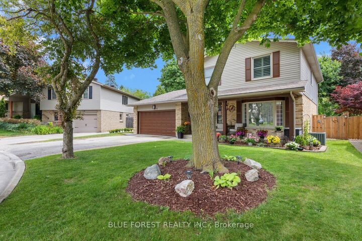 Property Photo: 92 Salem Court ON N6K 1S9