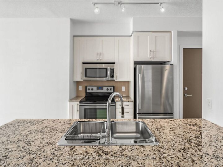 Property Photo: 4065 Brickstone Mews 1401 ON L5B 0G3