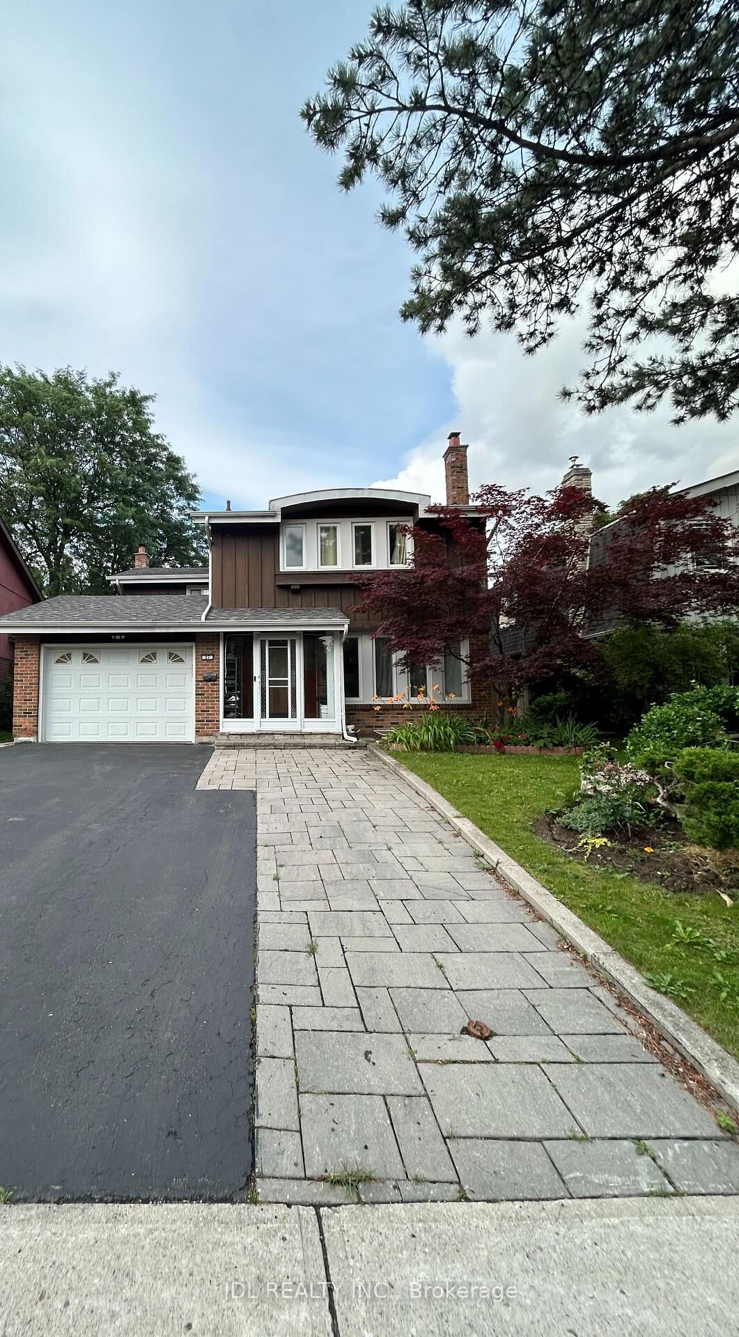 Property Photo:  27 Macklingate Ct Court Three-Bedroom Bsmt  ON M1V 1A2 