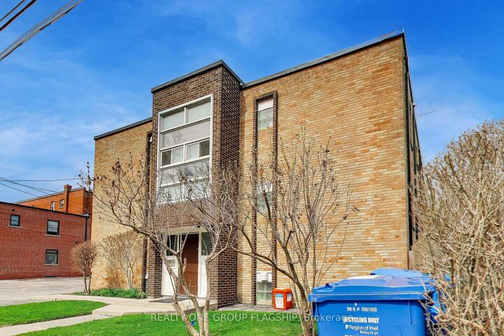 Property Photo: 7 Elmwood Avenue S 9 ON L5G 3J6