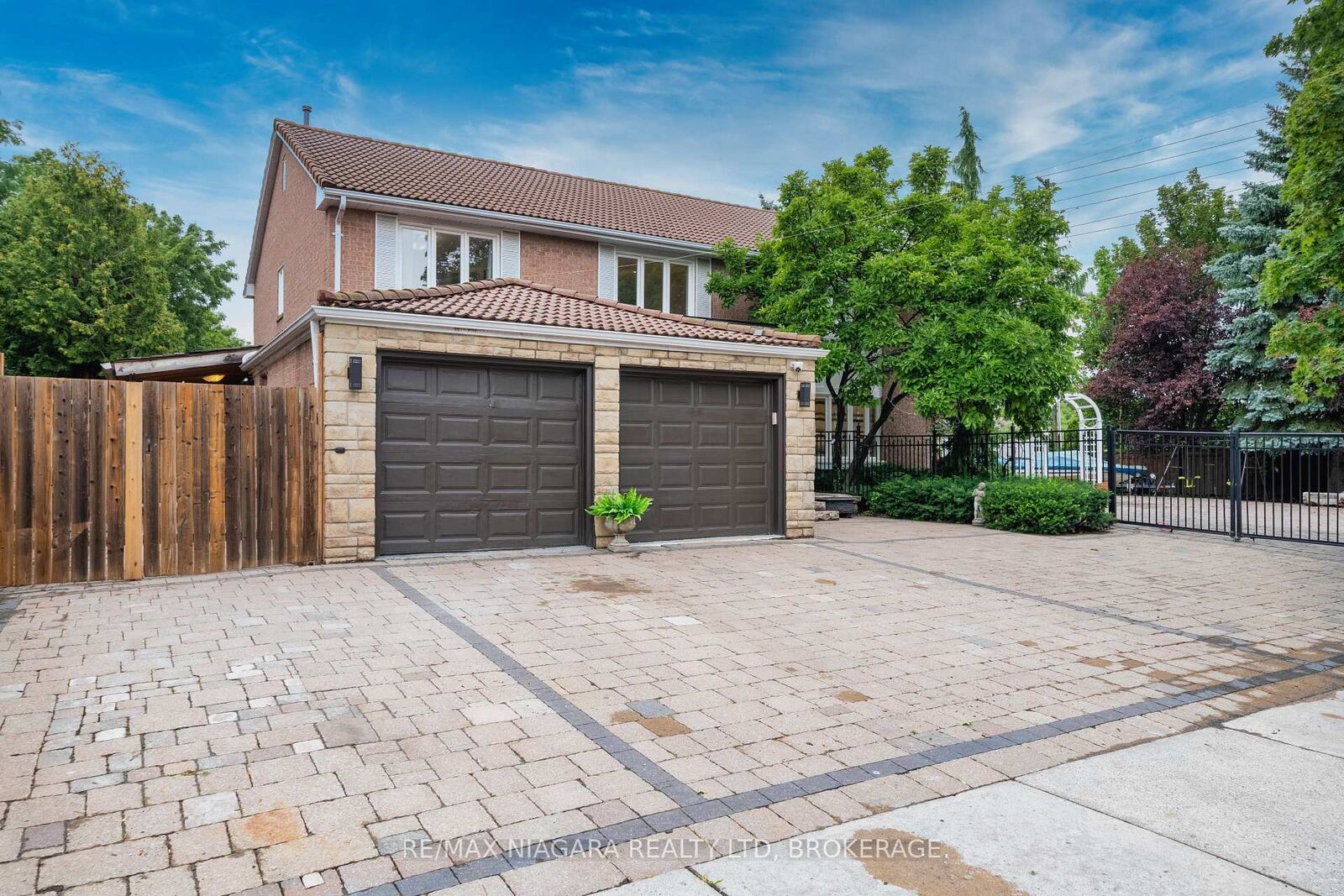 Property Photo: 2 Aitken Circle ON L3R 7K6