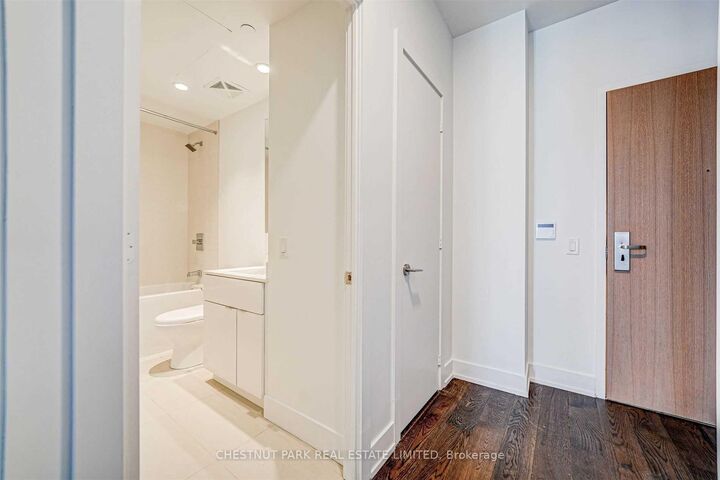 Property Photo: 7 Grenville Street 3609 ON M4Y 0E9