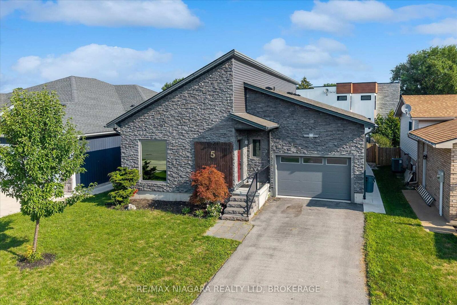 Property Photo: 5 Heron Pointe Road ON L3K 6A9