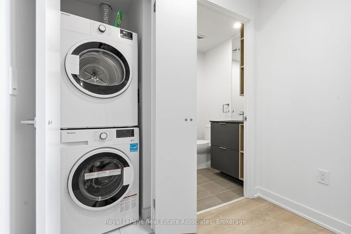 Property Photo:  1 Fairview Road E  ON L5B 0B4 