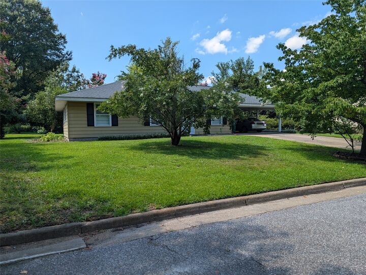 Property Photo: 493 Pamela Drive VA 23601