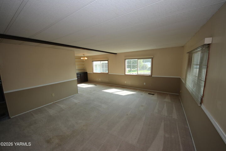 Property Photo: 802 N 40th Ave WA 98908