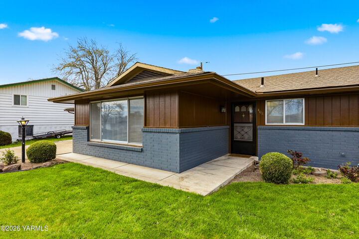 Property Photo: 408 S 65th Ave WA 98902