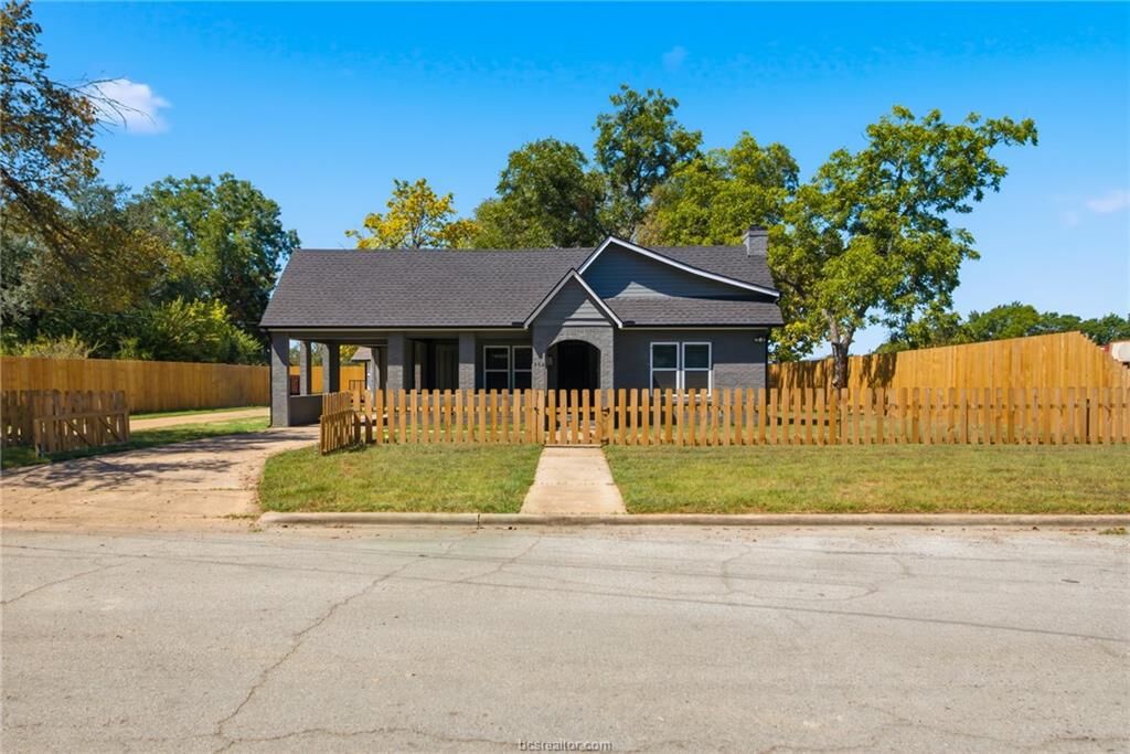Property Photo: 902 Post Oak Street TX 77859