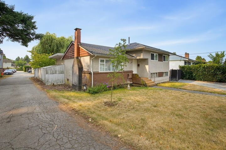 13022 101 Avenue — photo 1