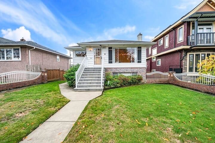 3136 E 53rd Avenue — photo 1