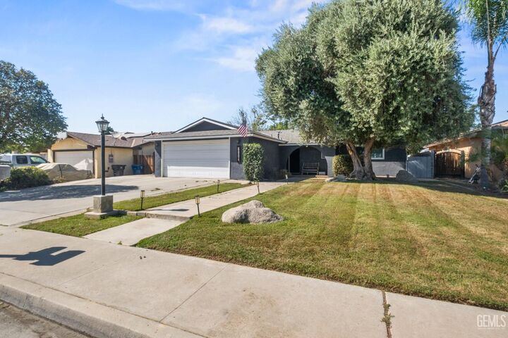 Property Photo: 6904 Cedarcrest Avenue CA 93308