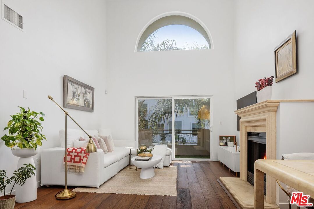 Property Photo: 1319 N Detroit St, Unit Ph1 CA 90046