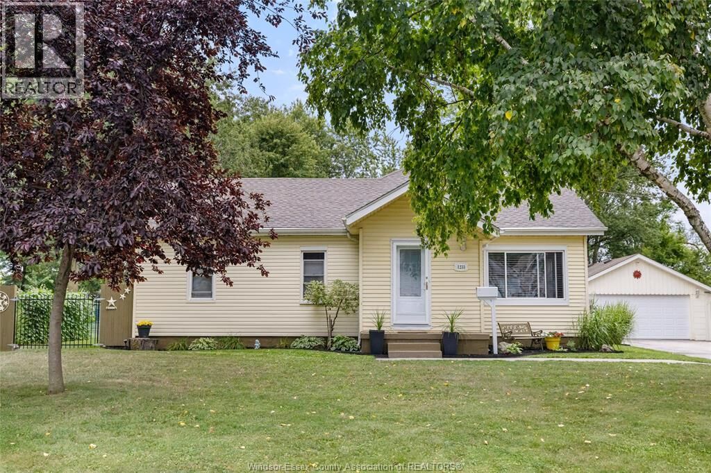 Property Photo:  1233 Croydon Drive  ON N9H 1B3 