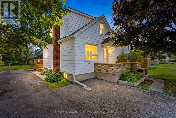 38 Oakwood Street — photo 1