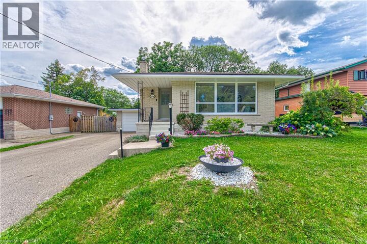 104 Springbank Crescent — photo 1