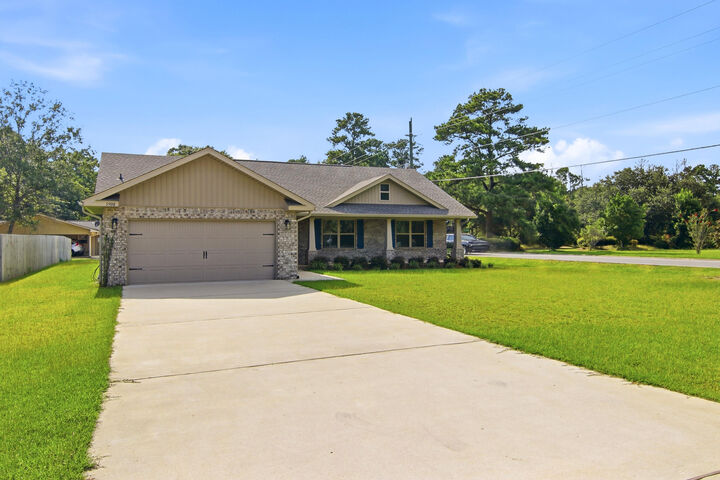 Property Photo: 5908 Silvercrest Boulevard FL 32536