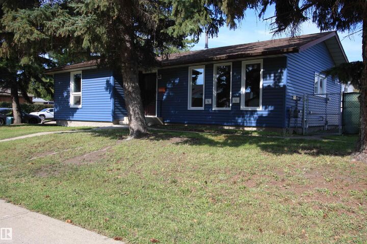 Property Photo:  8912 99 Avenue  AB T8R 1K4 