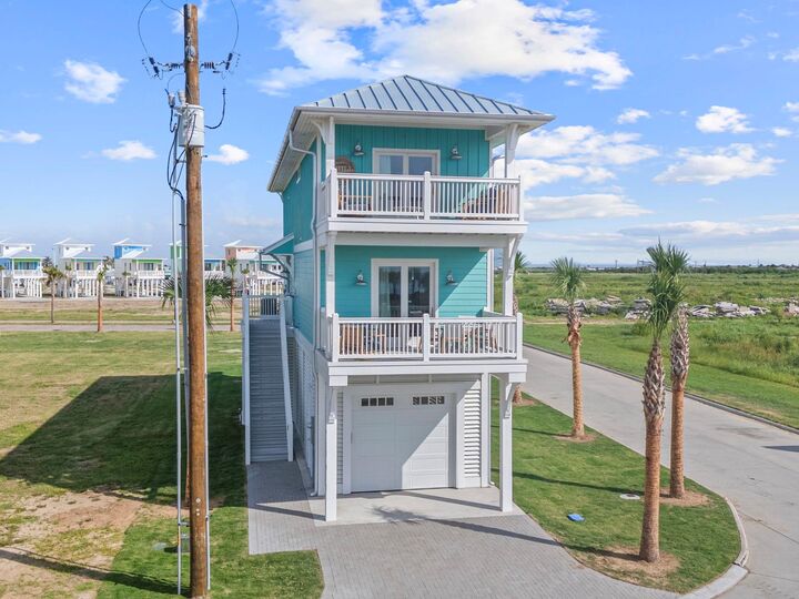 Property Photo:  817 Flip Flop Way  TX 77650 