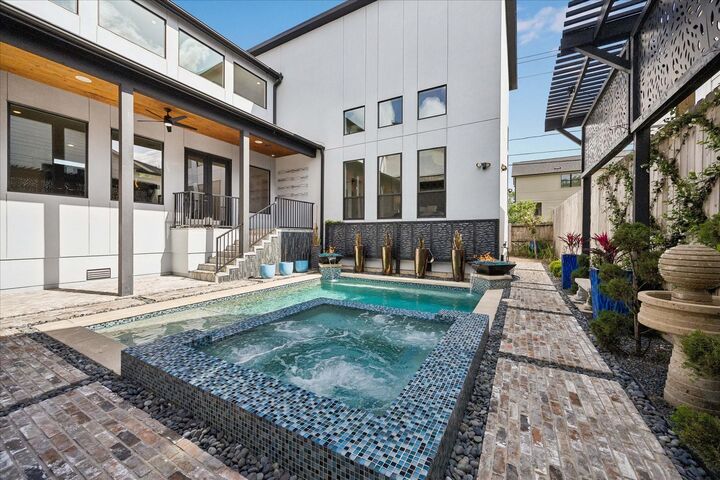 Property Photo: 1913 Du Barry Lane TX 77018
