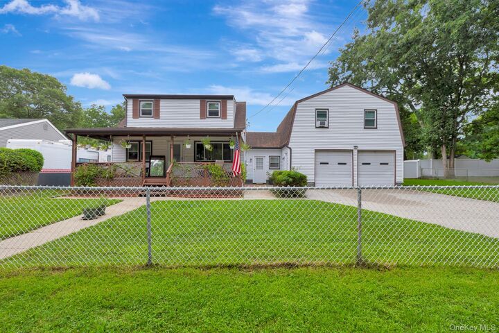 Property Photo:  46 Pentmoor Drive  NY 11950 
