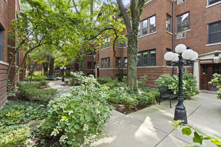 Property Photo: 821 Lake Street 2S IL 60301