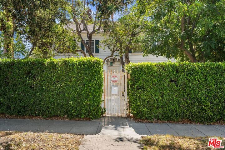 Property Photo:  820 5th Avenue  CA 90005 
