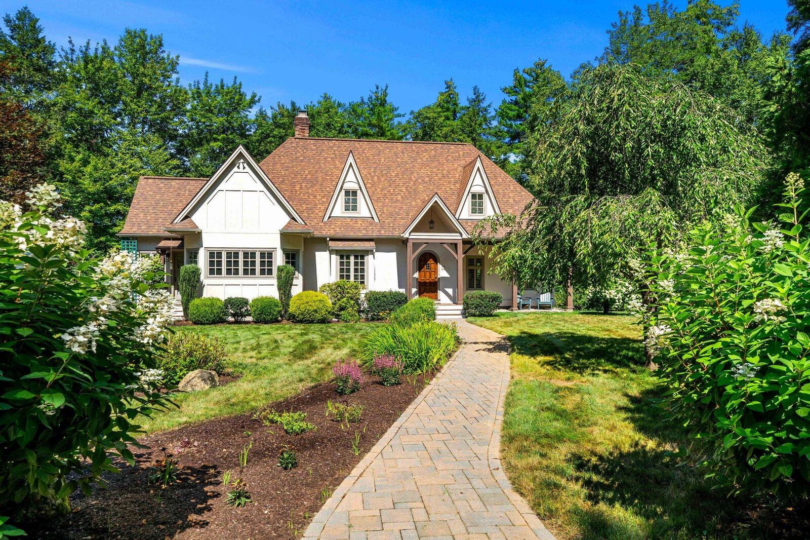 Property Photo: 3 Rebekahs Way NH 03049