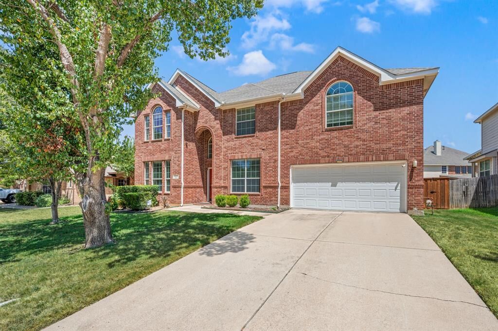 Property Photo: 1302 Parkside Drive TX 76063