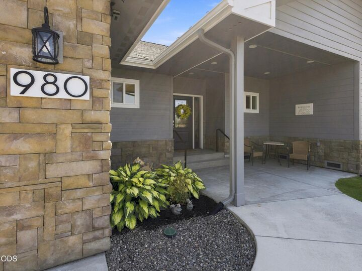 Property Photo: 980 Harbor Isle Boulevard OR 97601