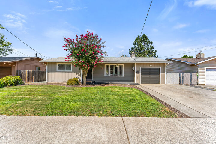 Property Photo: 1310 SE Perry Street OR 97526