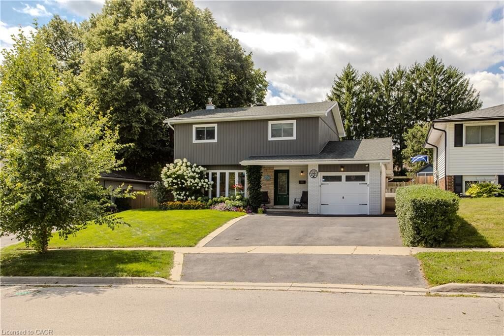 Property Photo: 2124 Sandringham Drive ON L7P 1L9