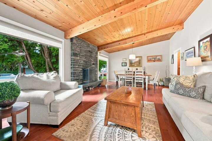 6 Varcourt Place NW — photo 1