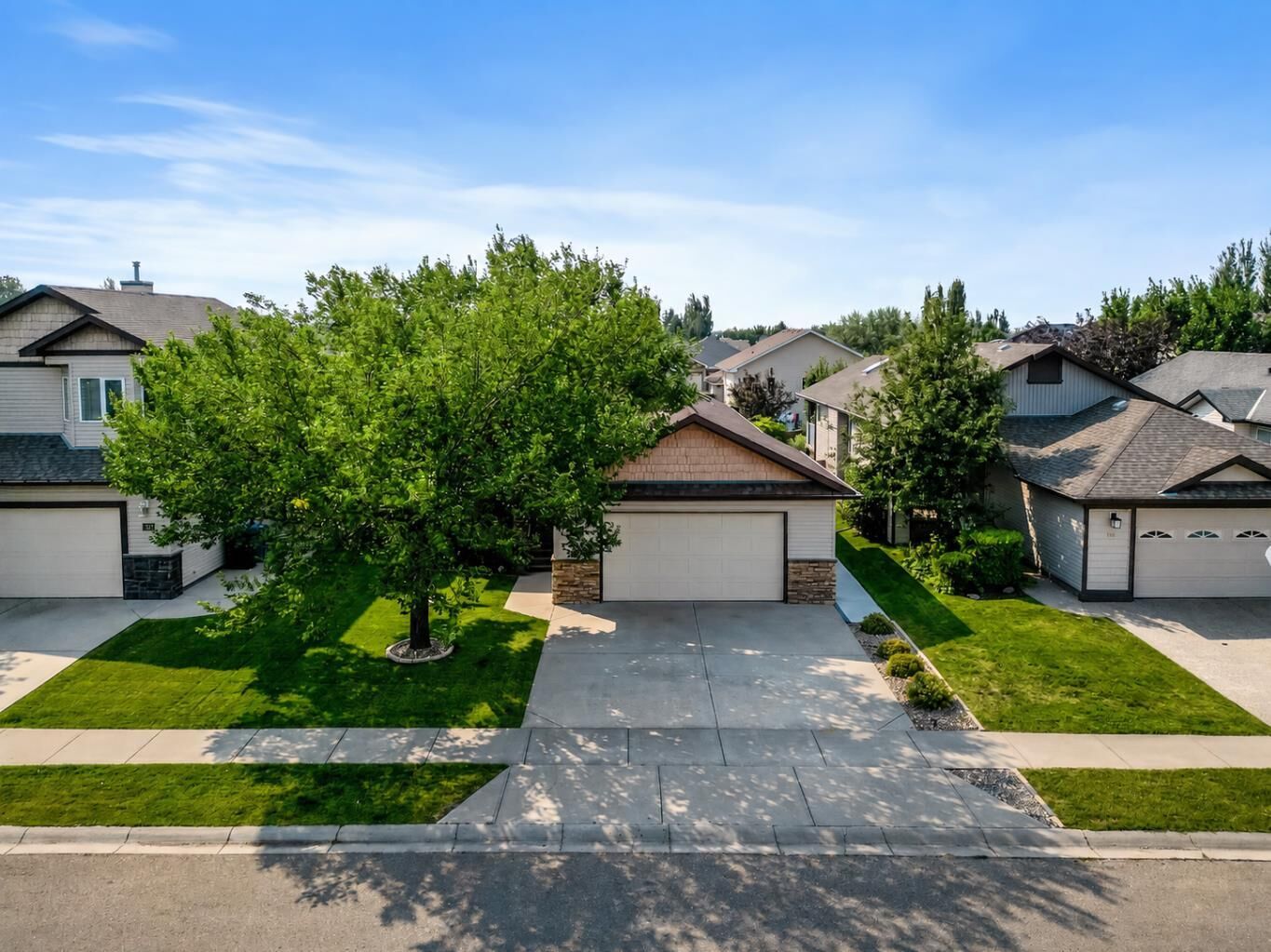Property Photo:  236 Southgate Boulevard S  AB T1K 5C3 