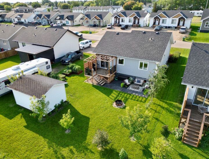 Property Photo: 10418 105 Ave AB T0H 2H0