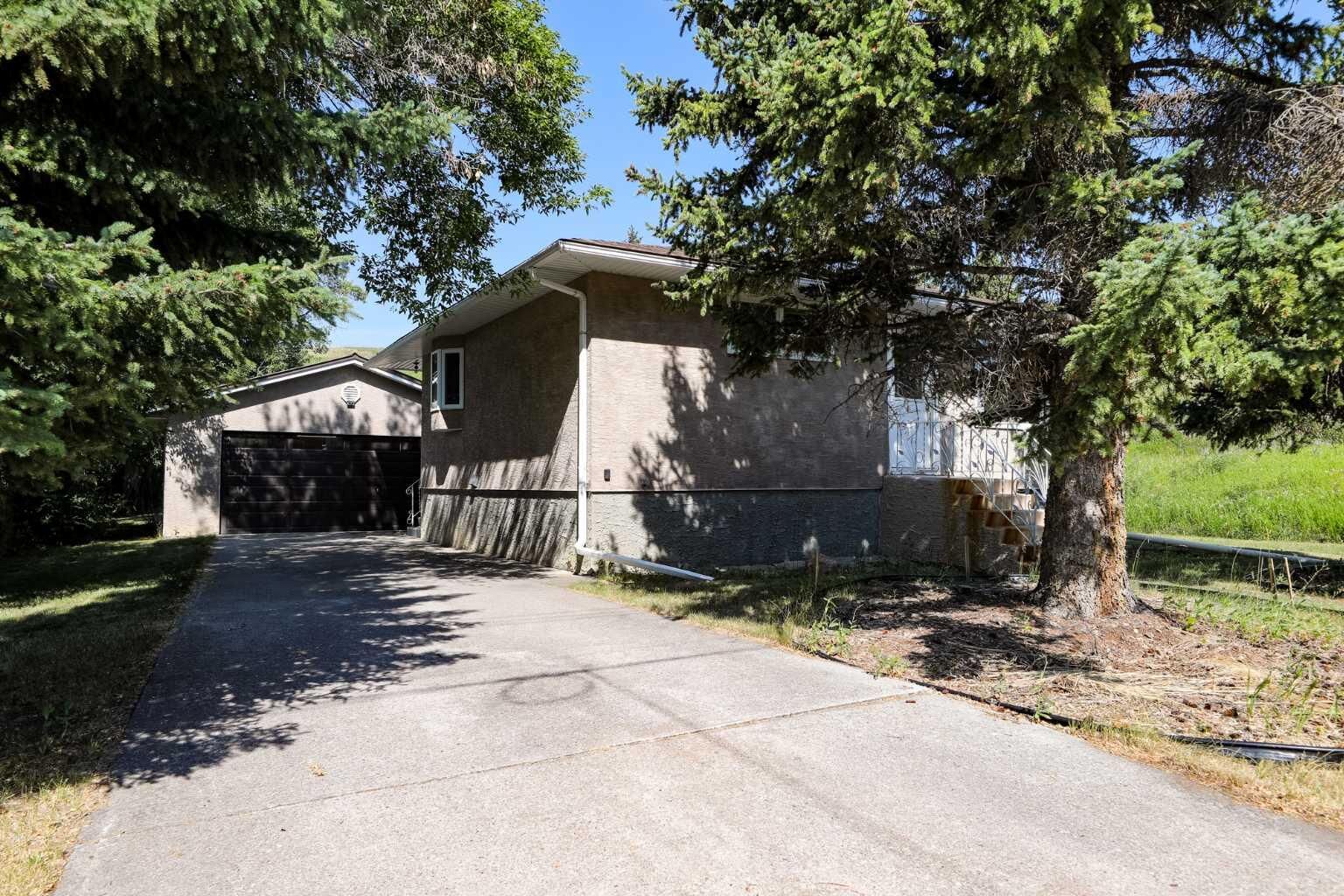 Property Photo: 1142 Coleman Avenue AB T0K 1W0