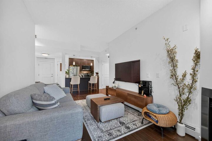 Property Photo:  108 25 Avenue SW 402  AB T2S 0K9 