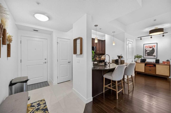 Property Photo: 108 25 Avenue SW 402 AB T2S 0K9