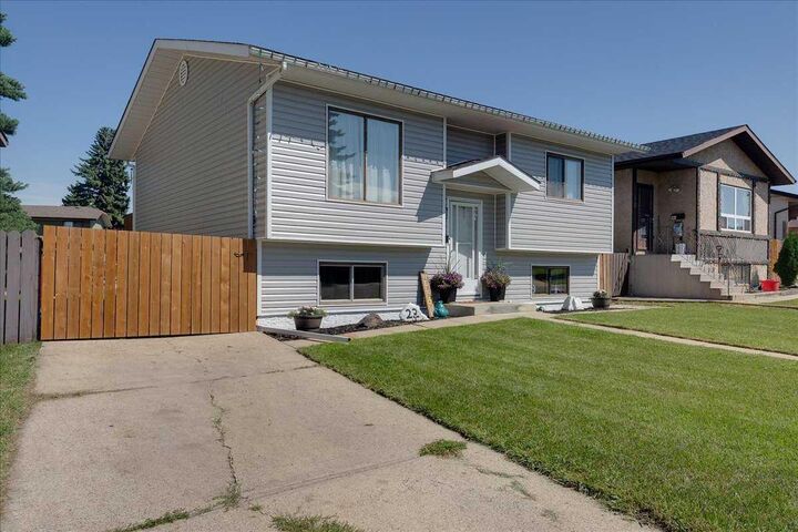 Property Photo:  22 Greenham Drive  AB T4P 2X4 