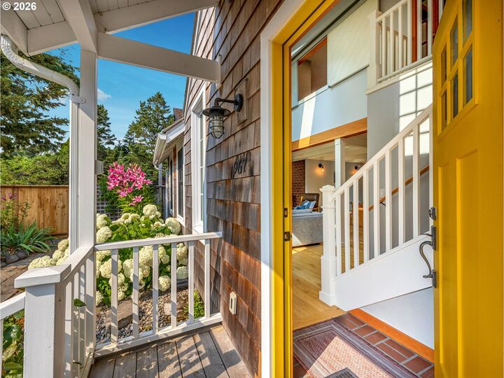 Property Photo: 967 N Cottage Ave OR 97138