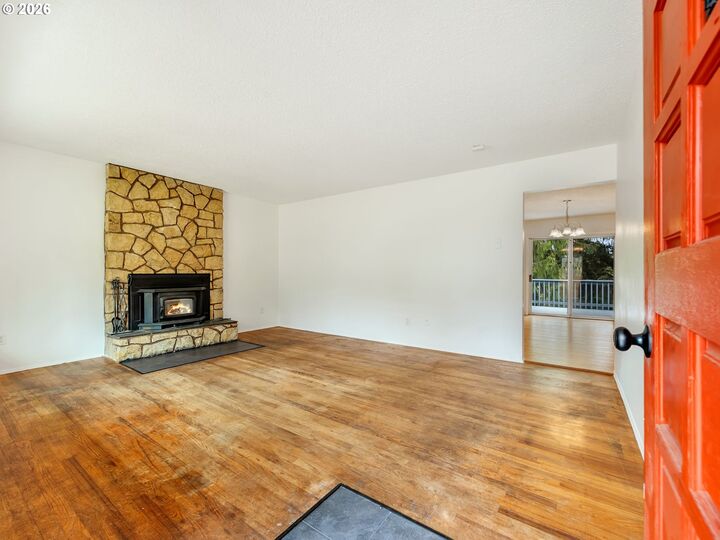 Property Photo:  650 SW Chestnut St  OR 97016 